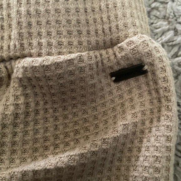 O'Neill Cream Athletic Shorts with High-Waisted Fit and Tailored Appearance - Picture 4 of 6